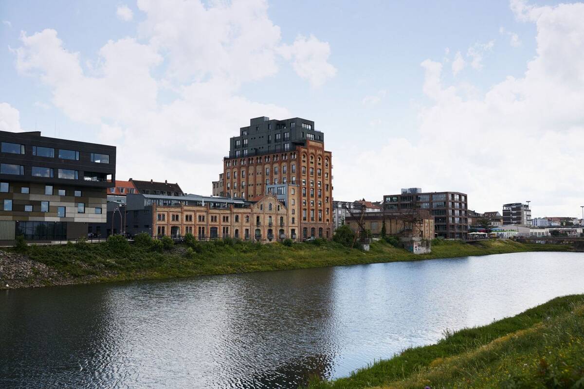 Hafenloft am Wasser mit Balkon und Tiefgaragenstellplatz – 68159 Mannheim – Bild 1 von 9