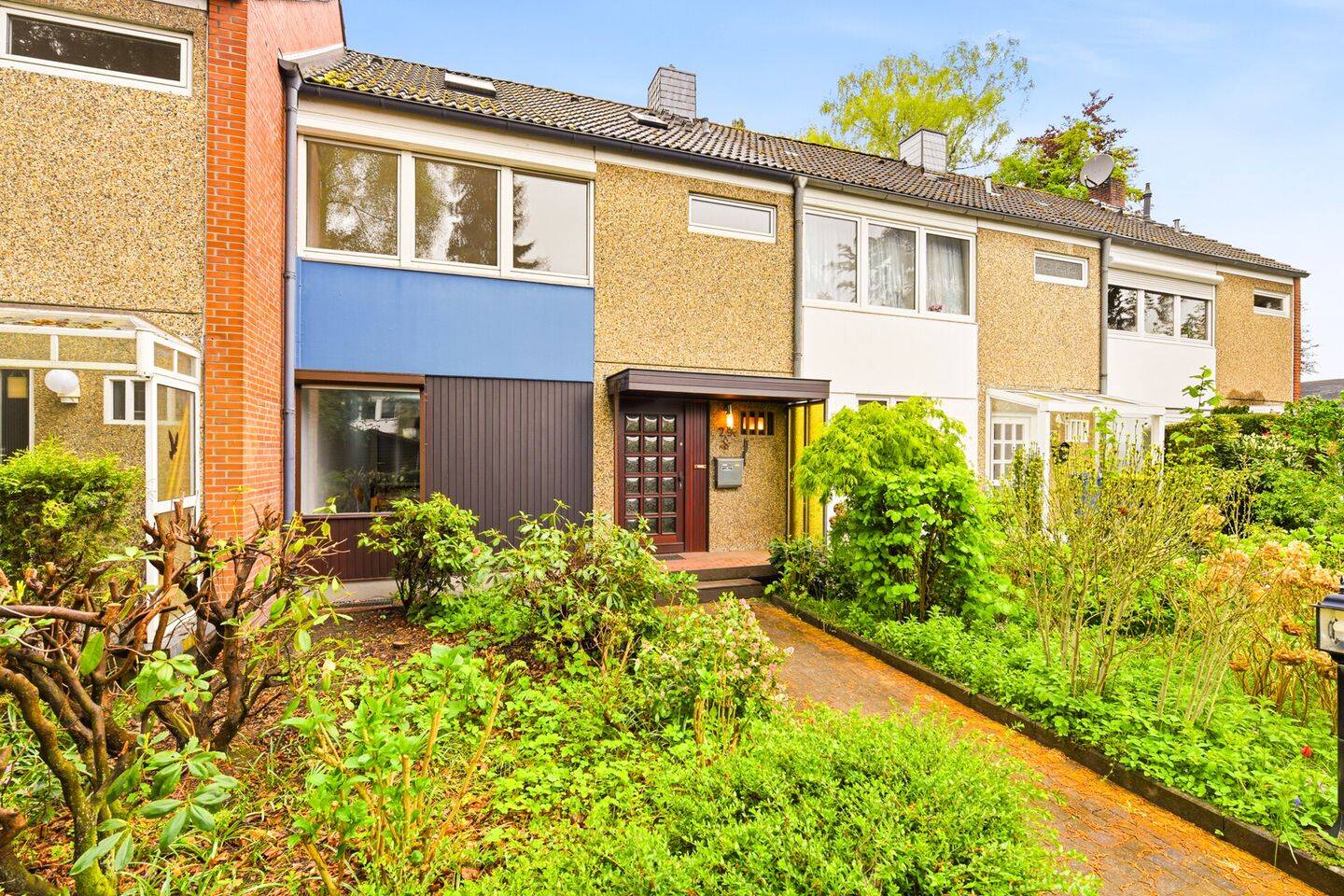 Renovierungsbedürftiges Reihenhaus mit schönem Garten, Vollkeller und Einzelgarage in Barsbüttel – Barsbüttel – Bild 1 von 9