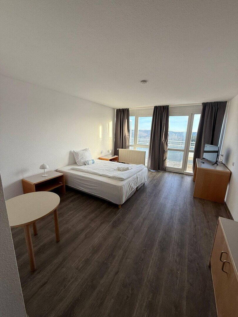 Sonnige Doppelzimmer mit herrlicher Aussicht für monatliche Vermietung