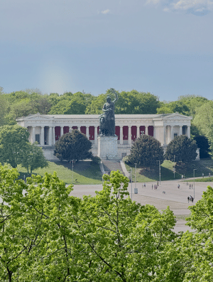 EINZIGARTIG - Altbau-Traum mit großer Dachterrasse und direktem Blick auf Ruhmeshalle / Bavaria – 80336 München – Vorschaubild 2