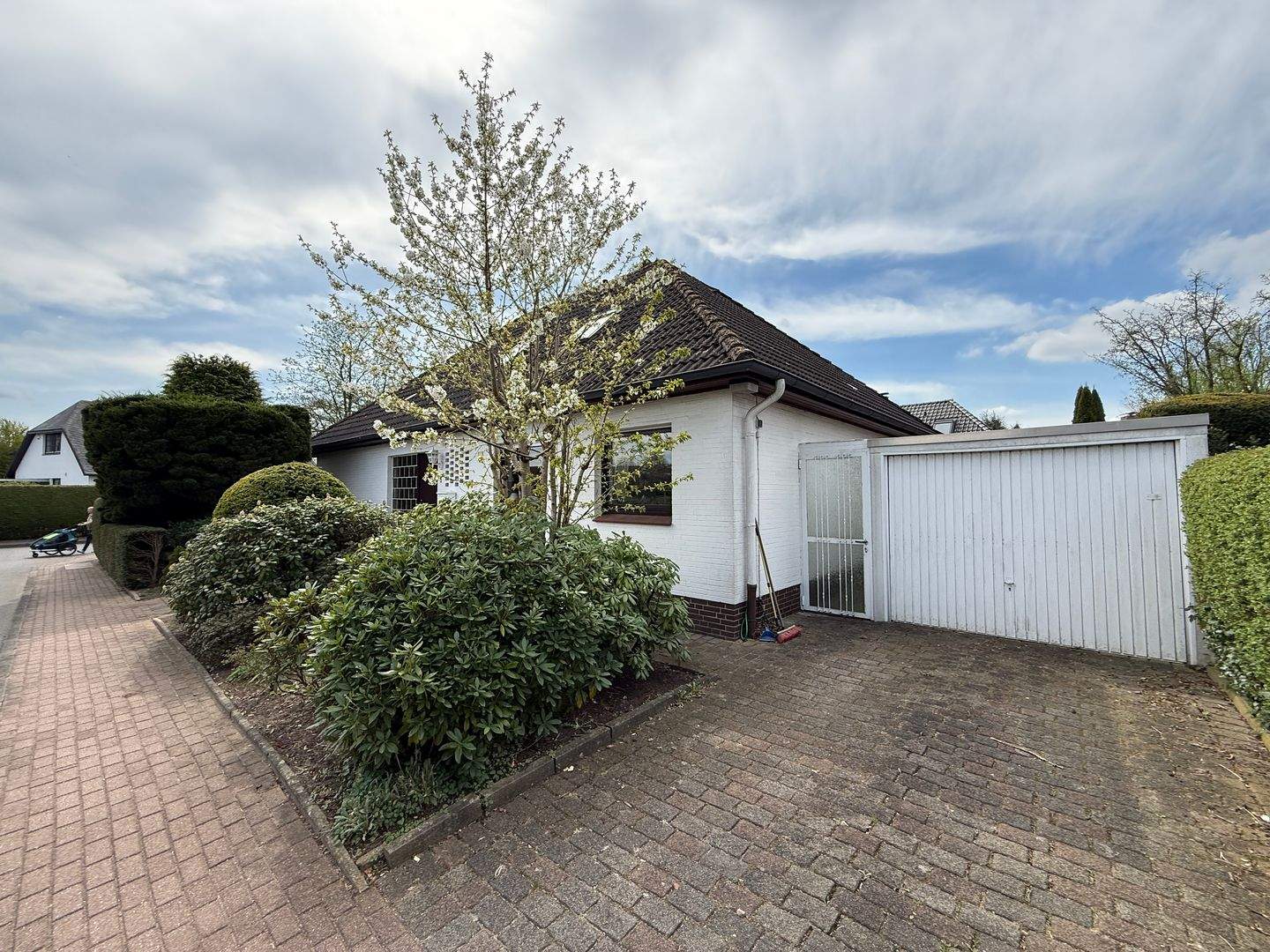 Großzügiges Ein- bis Zweifamilienhaus mit Garten, Garage, Keller, Billardzimmer mit Bar. – Stapelfeld – Vorschaubild 2