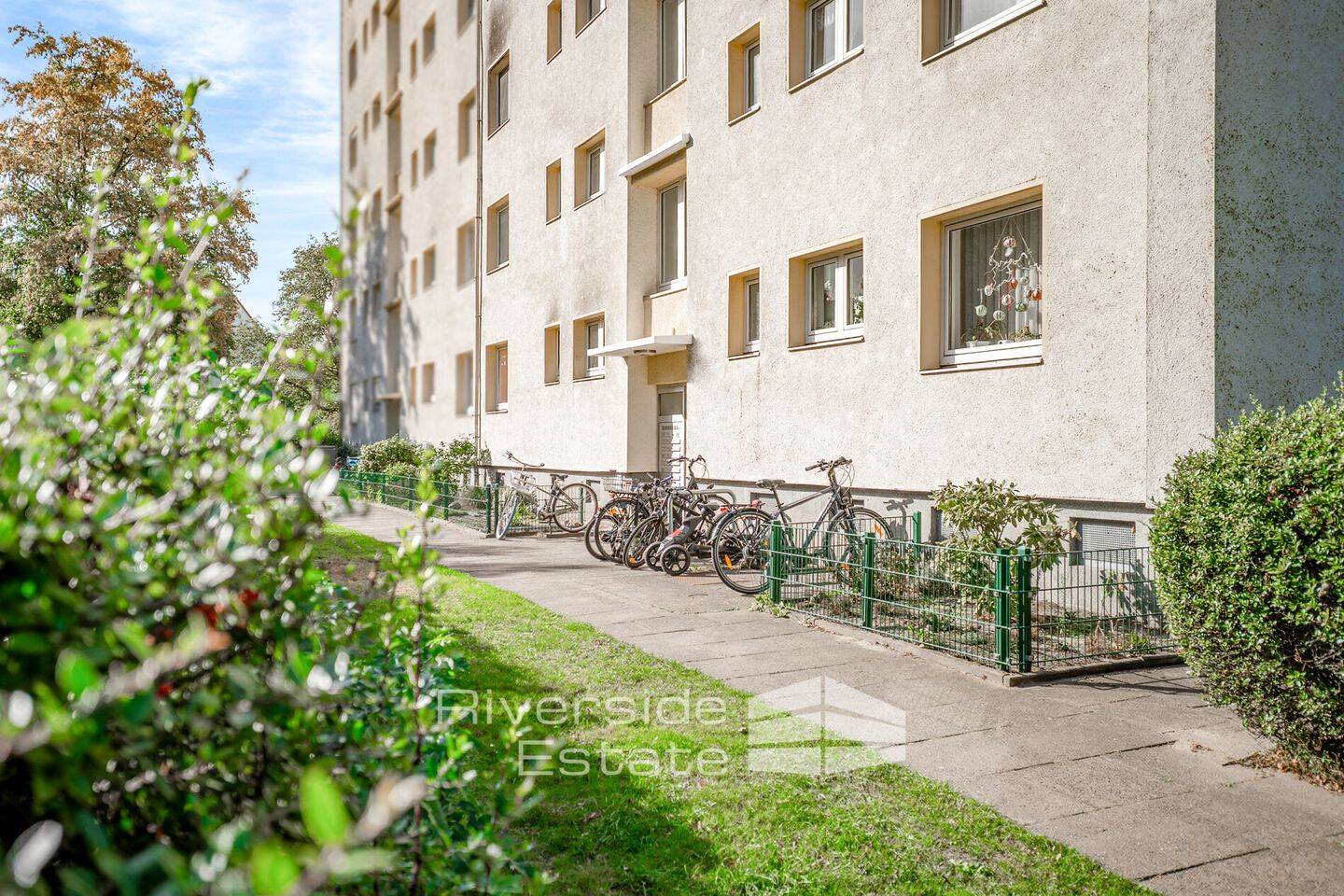 Bremen nahe Überseestadt: Sanierungsbedürftige Wohnung mit Fahrstuhl und Balkon