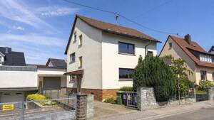 METZ IMMOBILIEN - Dreifamilienhaus mit Potenzial und großem Grundstück – 60437 Frankfurt am Main – Vorschaubild 2