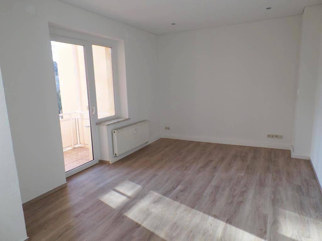 Große Wohnung mit Balkon, Essküche, Duschbad u.v.m. – Chemnitz – Vorschaubild 2