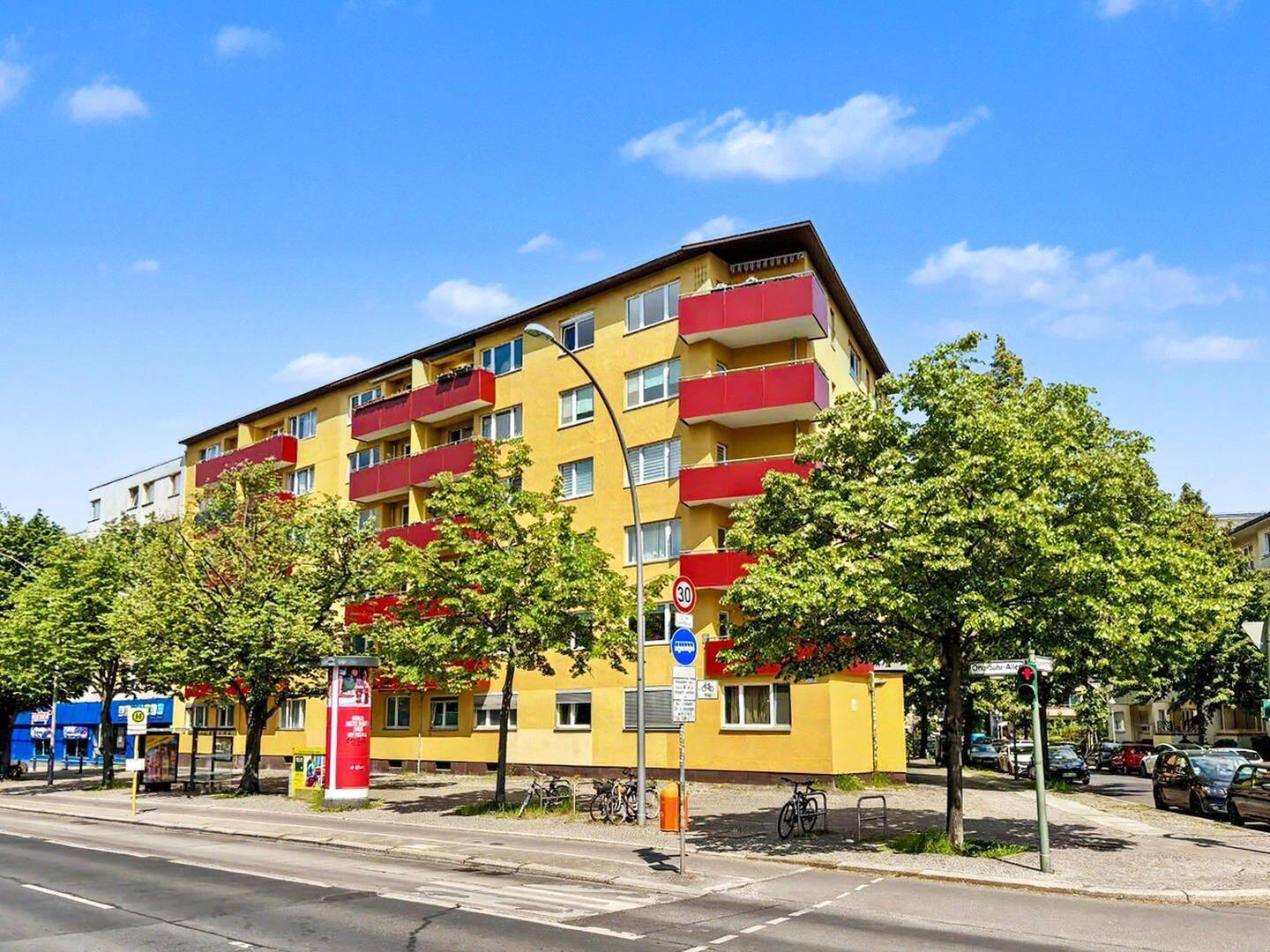 Bezugsfreie 3-Zimmer-Dachgeschosswohnung mit Balkon in City-Lage unweit Schloss Charlottenburg – Berlin – Vorschaubild 3