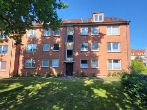Gepflegtes Mehrfamilienhaus (11 Wohnungen + 3 Garagen) in Lübeck-St. Jürgen (Nähe Uni)