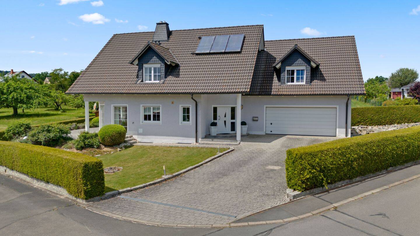 Luxus pur & Fernblick! Hochwertiges Anwesen nahe Bayreuth mit ELW, tollem Garten und Traumterrasse – Hummeltal – Vorschaubild 4