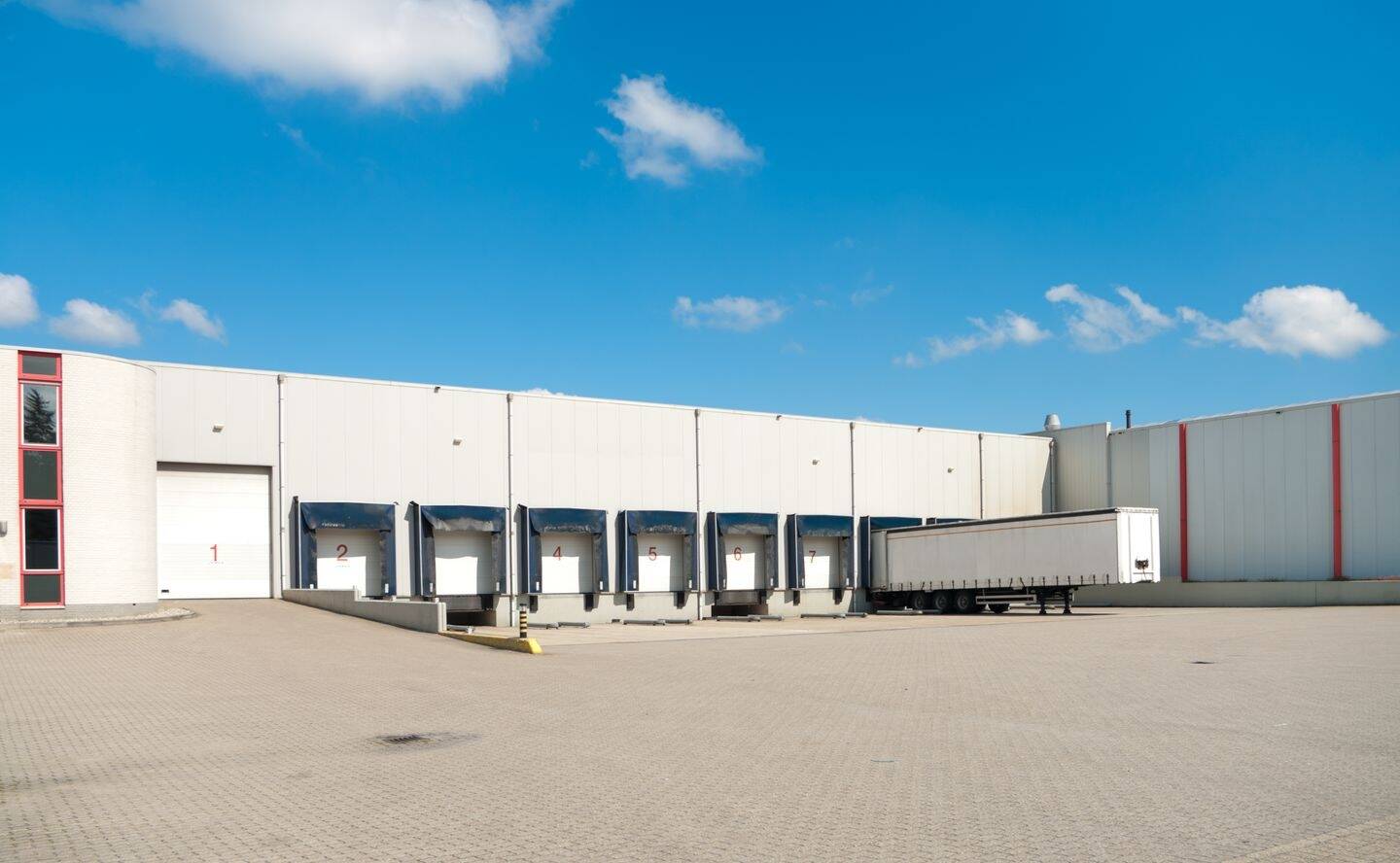 Produktionshalle / Logistikhalle/ 1A Lage / Augsburg / Light Industrial / Modern / WFC