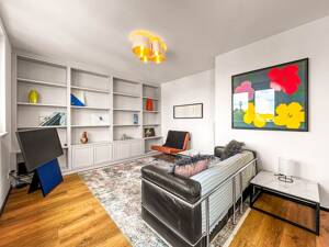 Exklusiv möbliert: Stilvolle 2-Zimmer-Dachgeschosswohnung mit zwei Dachterrassen