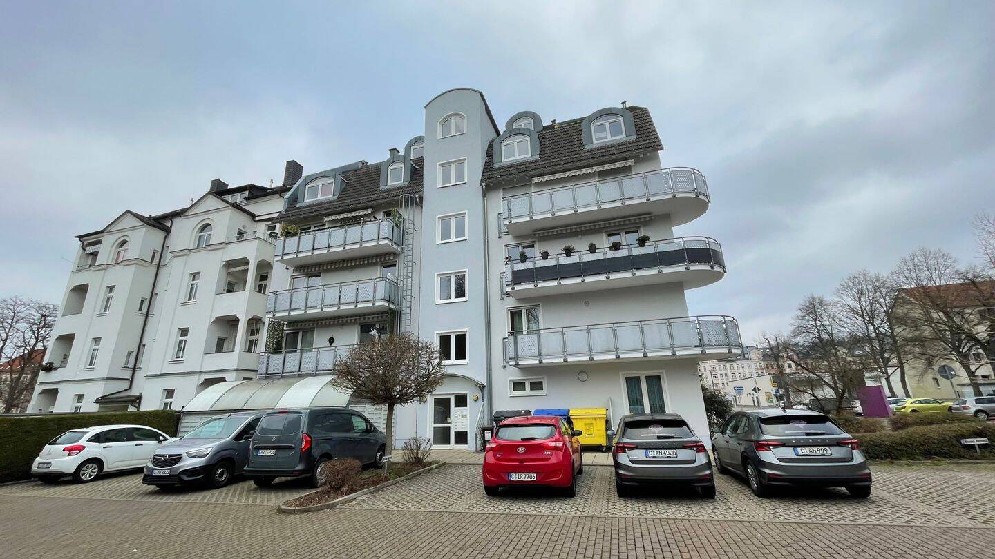 gemütliche 2-Raum-Wohnung mit großem Balkon, Stellplatz und Badewanne