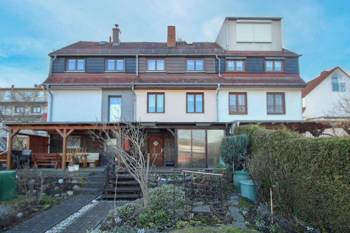 Renovierungsbedürftiges Reihenmittelhaus mit Terrasse und Stellplatz - 5 Zimmer auf ca. 70 m²