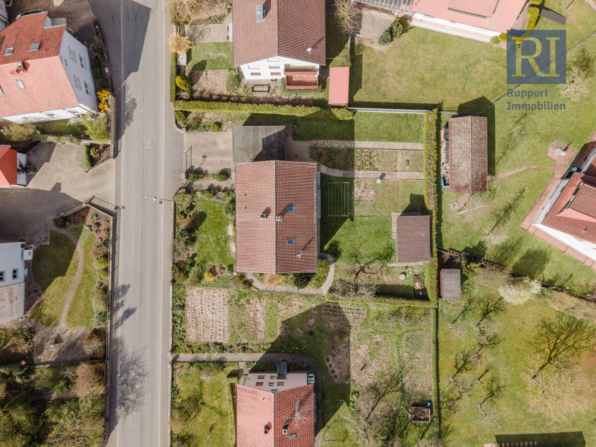 Zweifamilienhaus | leerstehend | Doppelgarage | 1.085 m² | Abtswind