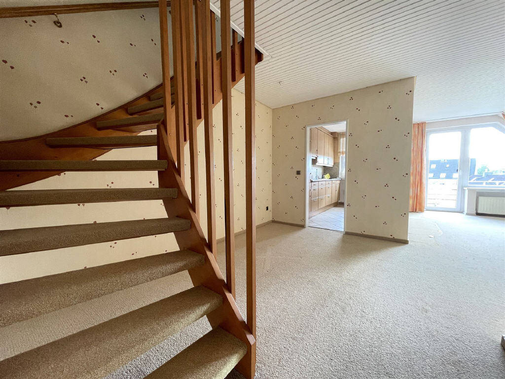 Sonnige Maisonette mit PKW-Garage, neuwertiger EBK, gepflegt, großzügig und sofort verfügbar – Bremen – Vorschaubild 3