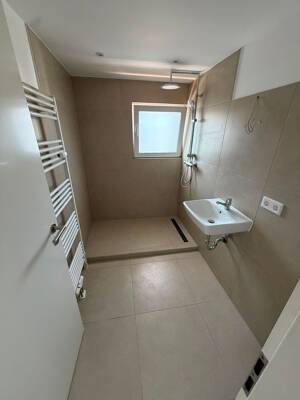 Frisch renovierte 4-Zimmer-Wohnung mit 2 Balkonen, Aufzug, Garage – 40822 Mettmann – Vorschaubild 3