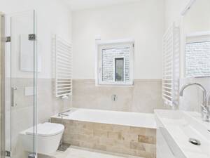 Luxuriöse DG-Wohnung mit Glasgiebel, Bad, Dusch-Gäste-WC, Balkon und TG in Essen-Bredeney – 45133 Essen – Vorschaubild 3