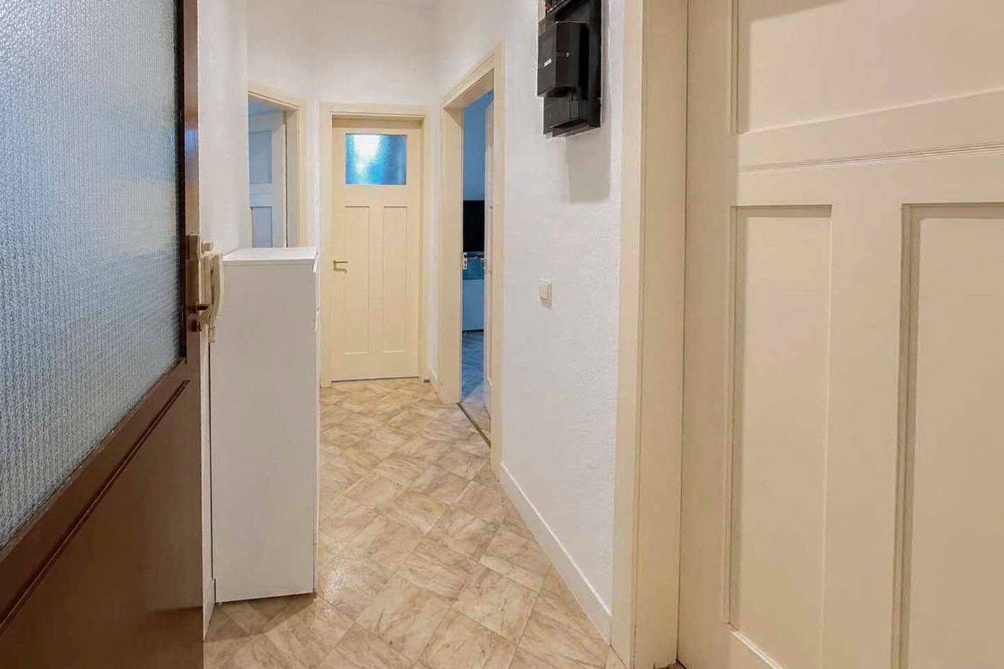 Charmante Altbauwohnung mit grünem Balkon & hohen Decken – Stuttgart – Vorschaubild 8