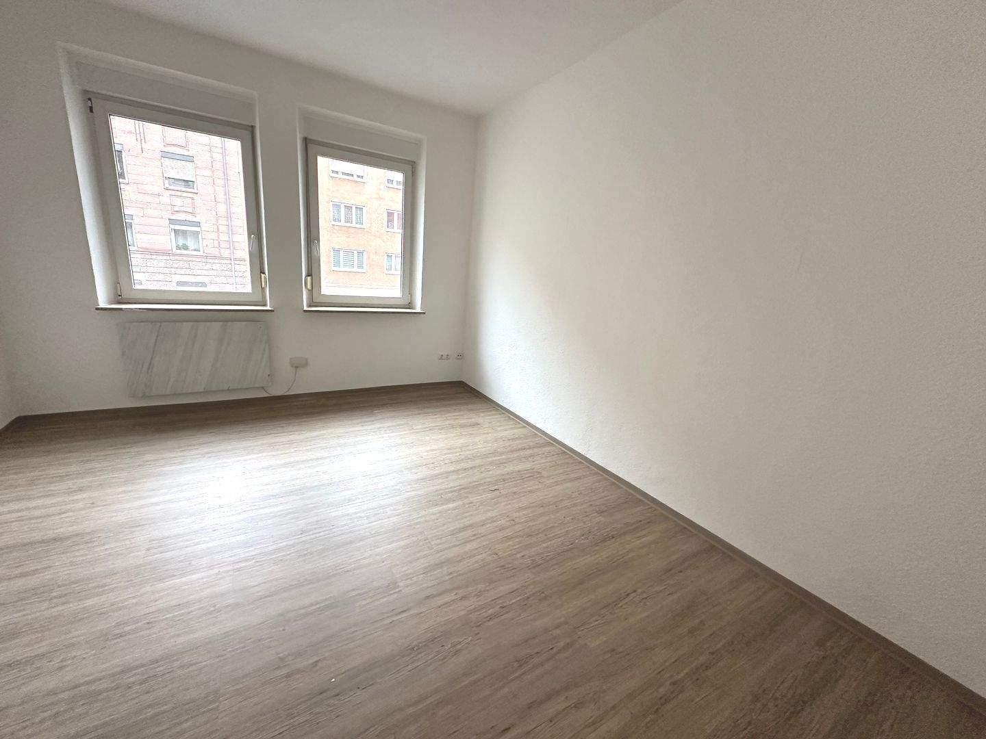 LIPPERT IMMOBILIEN PRÄSENTIERT: ERSTBEZUG NACH SANIERUNG - 3-ZIMMER - BALKON - ZENTRALE UND DENNOCH RUHIGE LAGE IN DER MARKGRAFENSTRASSE! – Nürnberg – Vorschaubild 2