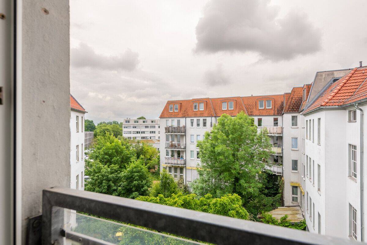 Attraktives Apartment: Bezugsfreie Wohnung, modernes Tageslicht-Badezimmer, lichtdurchflutet & hell – Berlin – Vorschaubild 2
