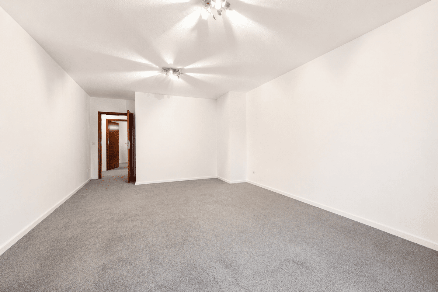 Bezugsfreie 2-Zi.-Whg. mit Balkon, Wintergarten & TG-Stpl. in Gibitzenhof, Nürnberg – Nürnberg – Vorschaubild 2