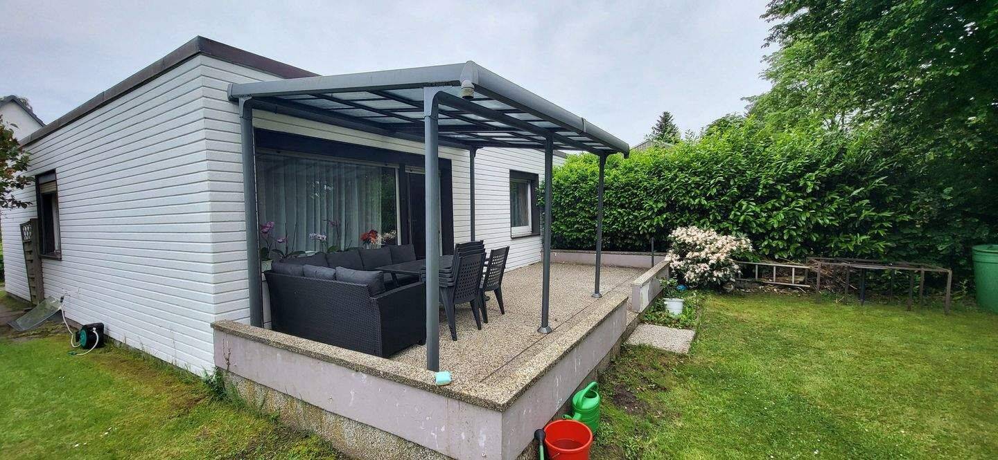 Charmanter DHH-Bungalow in begehrter Wohnlage von Ahrensburg, 4 Zimmer, ca. 84 m² Wohnfläche, ca. 360 m² Grundstück, Vollkeller, Carport – Ahrensburg – Vorschaubild 2