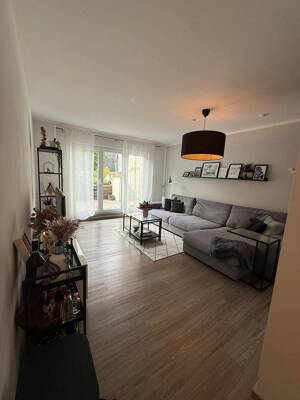 Helle Souterrain-Wohnung mit Terrasse (Südausrichtung)