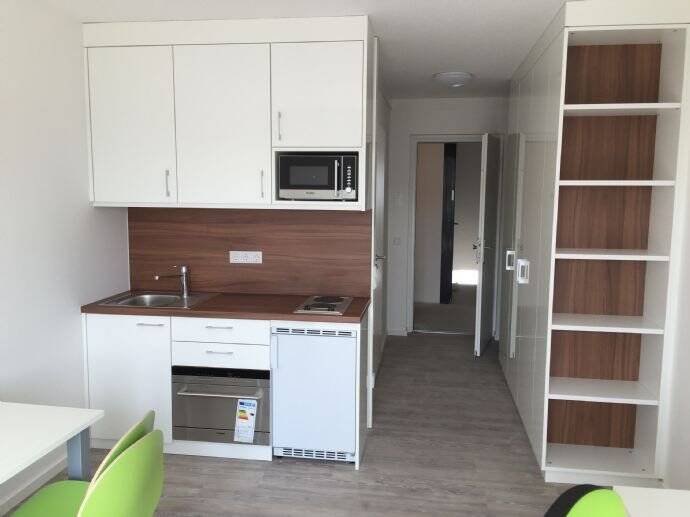 Für Studenten u. Vollzeitschüler, schönes Apartment mit SW-Seite, komplett möbliert !! – Augsburg – Vorschaubild 3