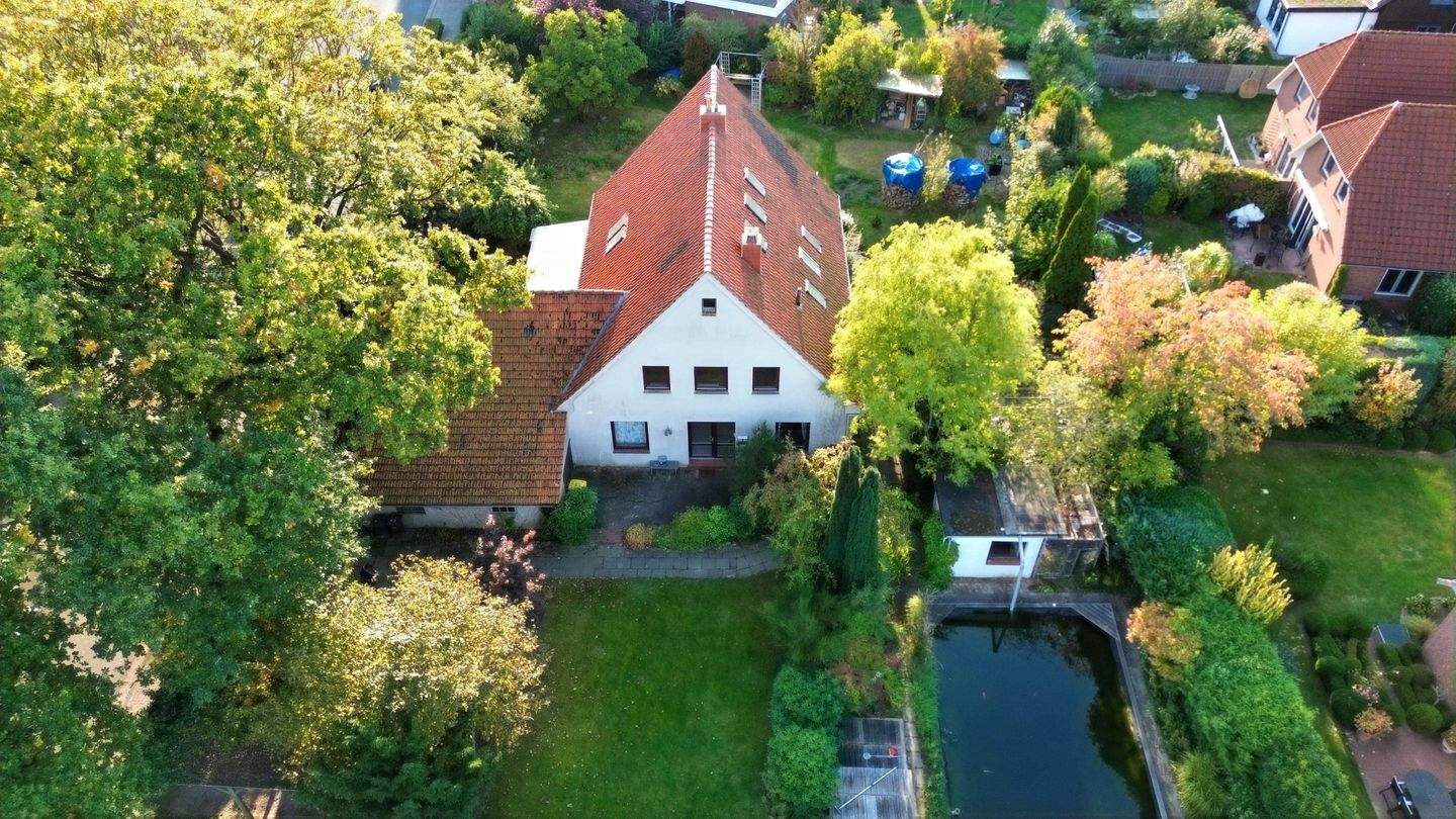 Charmantes Ein-/Zweifamilienhaus mit großem Grundstück, eigenem Schwimmteich und genug Platz für zwei Familien – Ganderkesee – Bild 1 von 9