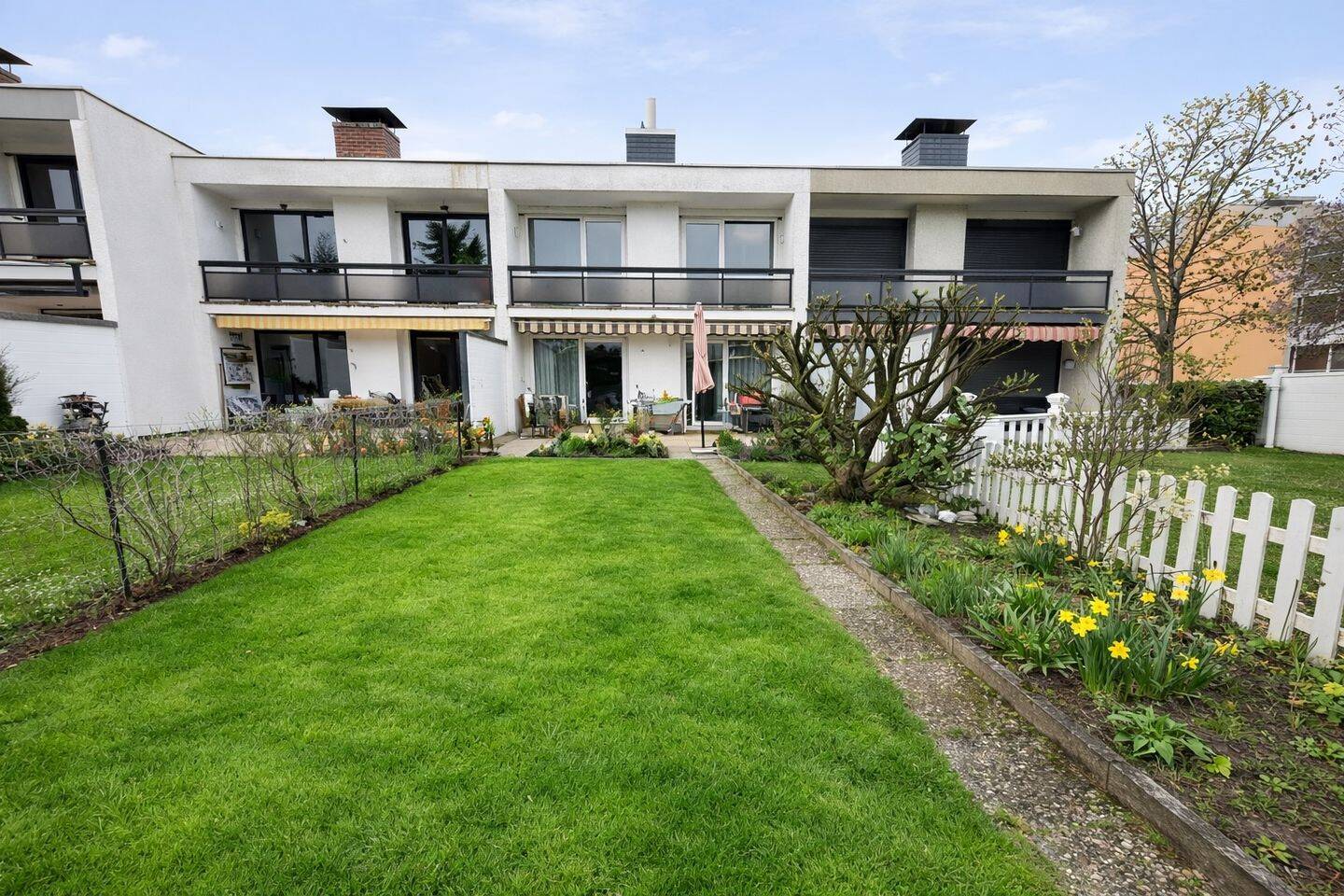 "Familientraum in Wiesbaden-Nordenstadt: 5-Zimmer-Reihenhaus mit großem Garten"