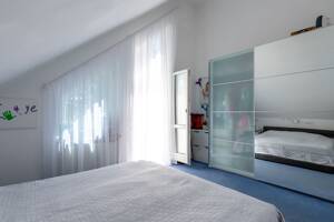 Lichtdurchflutete 4-Zimmer-DG-Wohnung mit Süd-Dachterrasse und neuer Hybrid-Wärmepumpenheizung – 81475 München – Vorschaubild 4