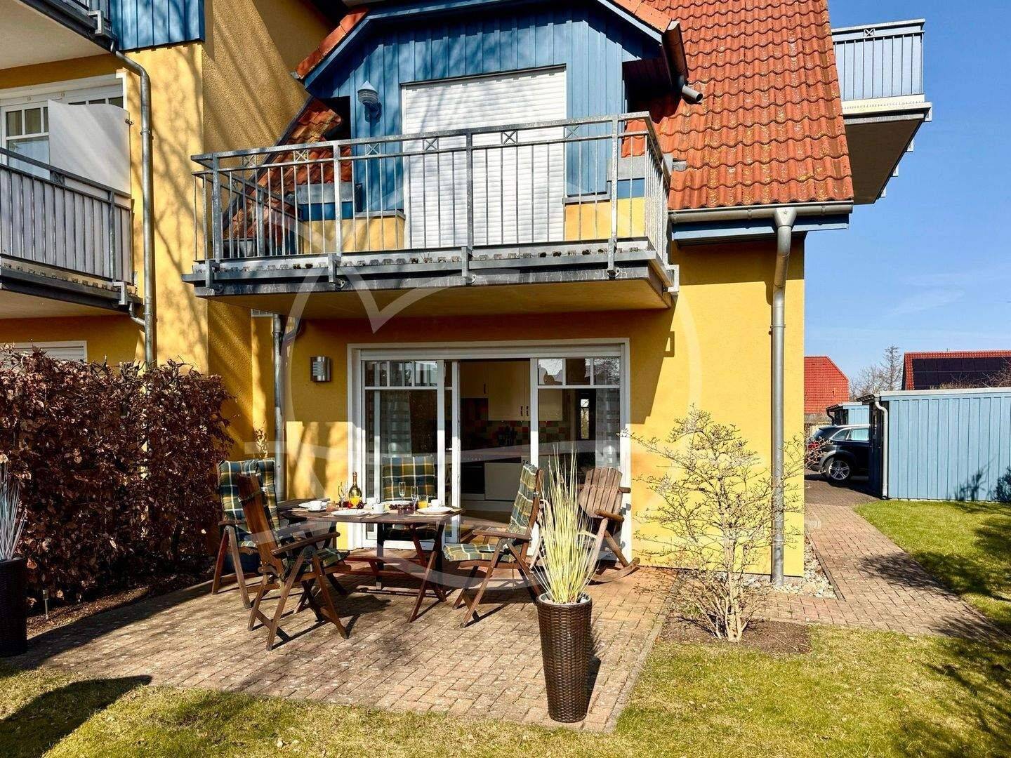 Helle Erdgeschosswohnung mit 2 Schlafzimmern, sonniger Terrasse und eigenem Garten.