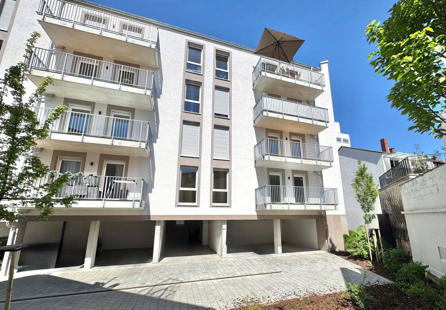 KL-Alleestraße 19 - kurzfr. beziehbar - 3 Zi. Neubau-Eigentumswhg. m. Südbalkon und Stellplatz