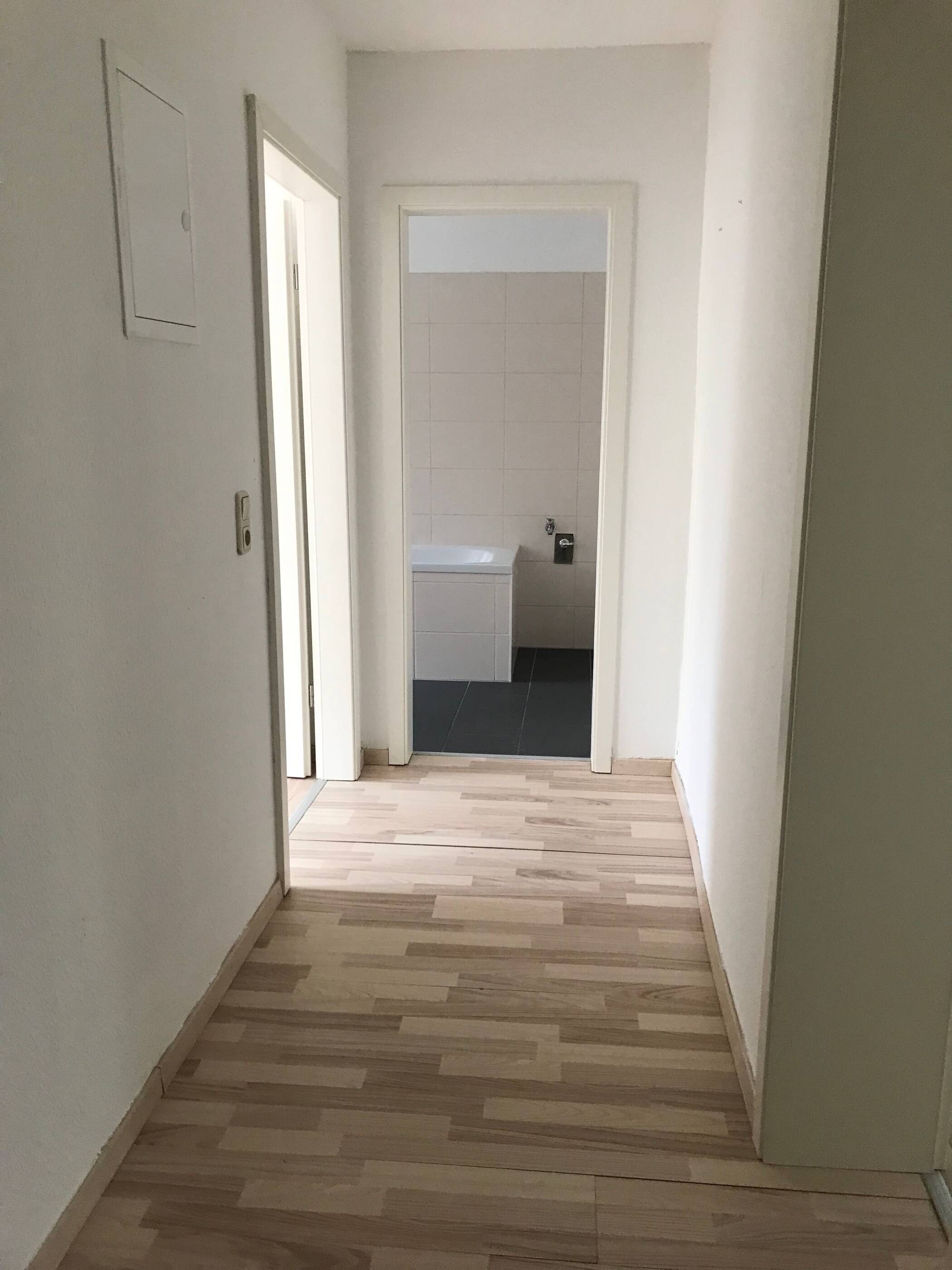 Moderne 2-Zimmer mit offener Wohnküche in ruhiger Lage mit Badewanne & Balkon zum Hof