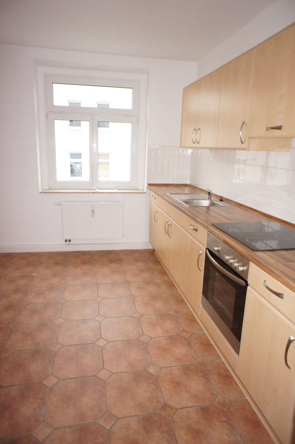 2. OG - Balkon -geräumige Küche - EBK *** ! frei ab 1.9.26
