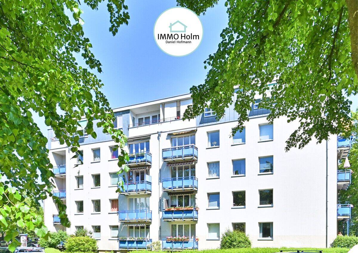 Ruhige Wohnstraße, beste Anbindung. Blick in die Baumkronen.