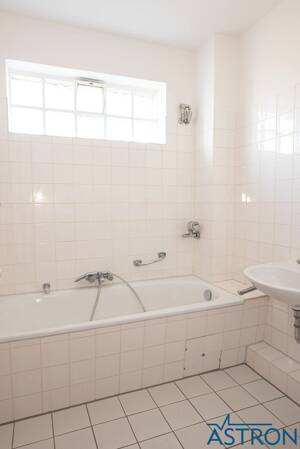 Charmante 2-Zi.-Dachgeschosswohnung mit Balkon und Tiefgaragenstellplatz – 22761 Hamburg – Vorschaubild 7