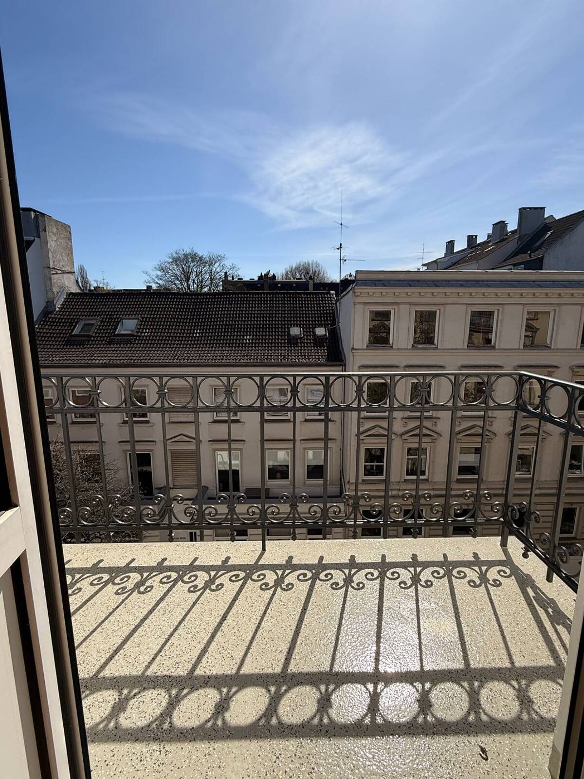 Uhlenhorst: Sonnenverwöhnter Altbau mit Balkon, Weitblick & Privatsphäre – 22085 Hamburg – Bild 1 von 9