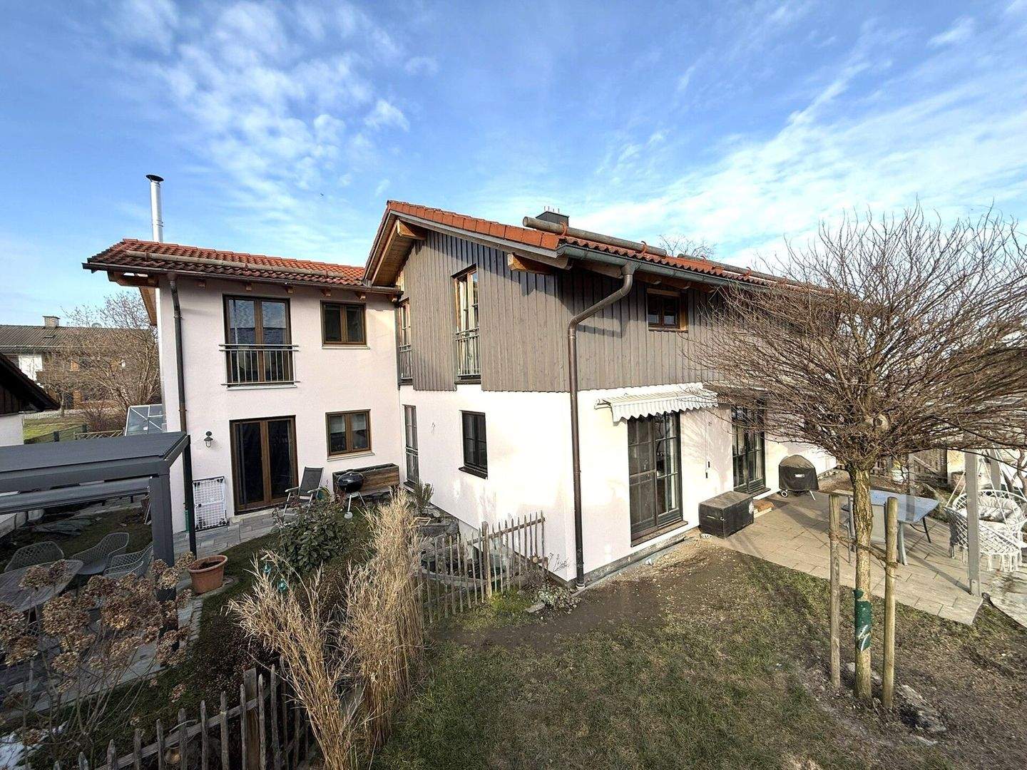 idyllische Haushälfte in Weilerlage: neuwertige 3-Zimmer mit kl. Garten – Eiselfing – Bild 1 von 9