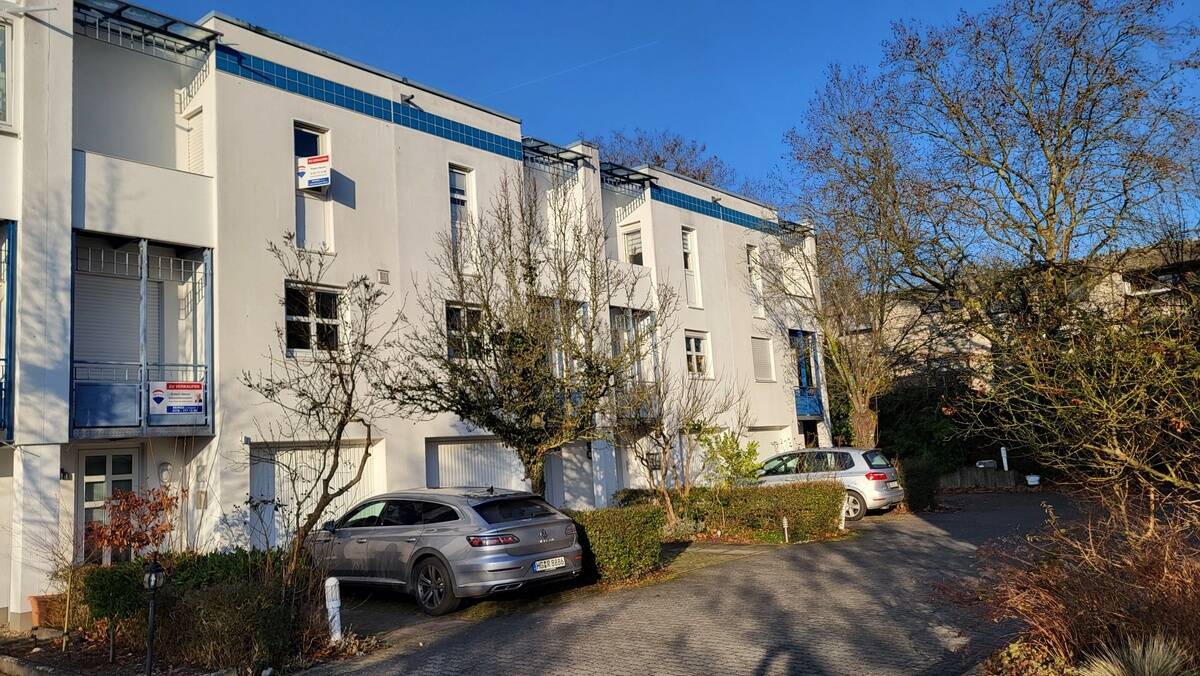 Neuer Preis ! RMH mit Garage, 2 Balkonen, Garten und Terrasse – Wiesbaden – Vorschaubild 3
