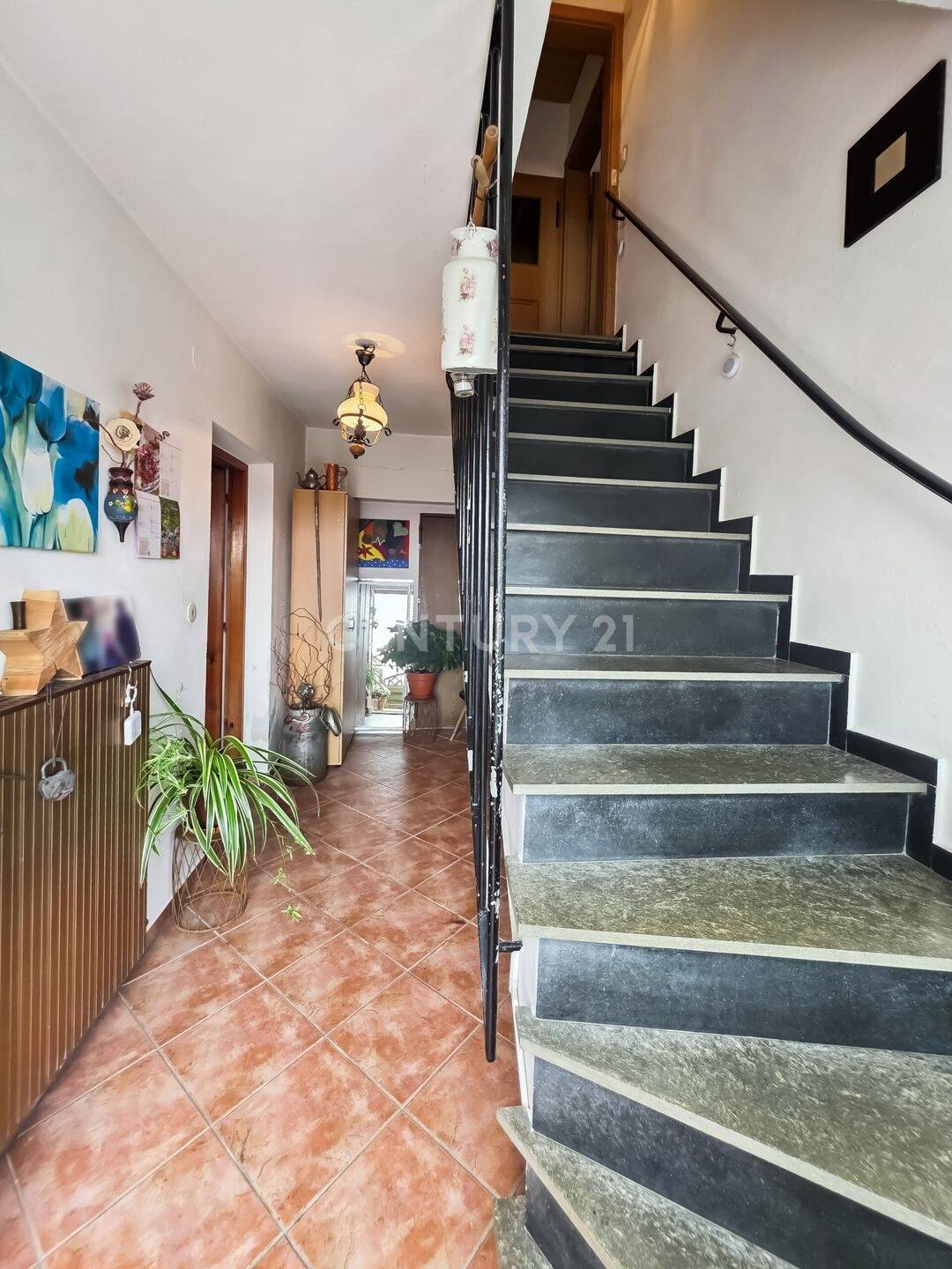 Zentral gelegenes Einfamilienhaus in Hanglage mit Sanierungsbedarf – Palling – Vorschaubild 3