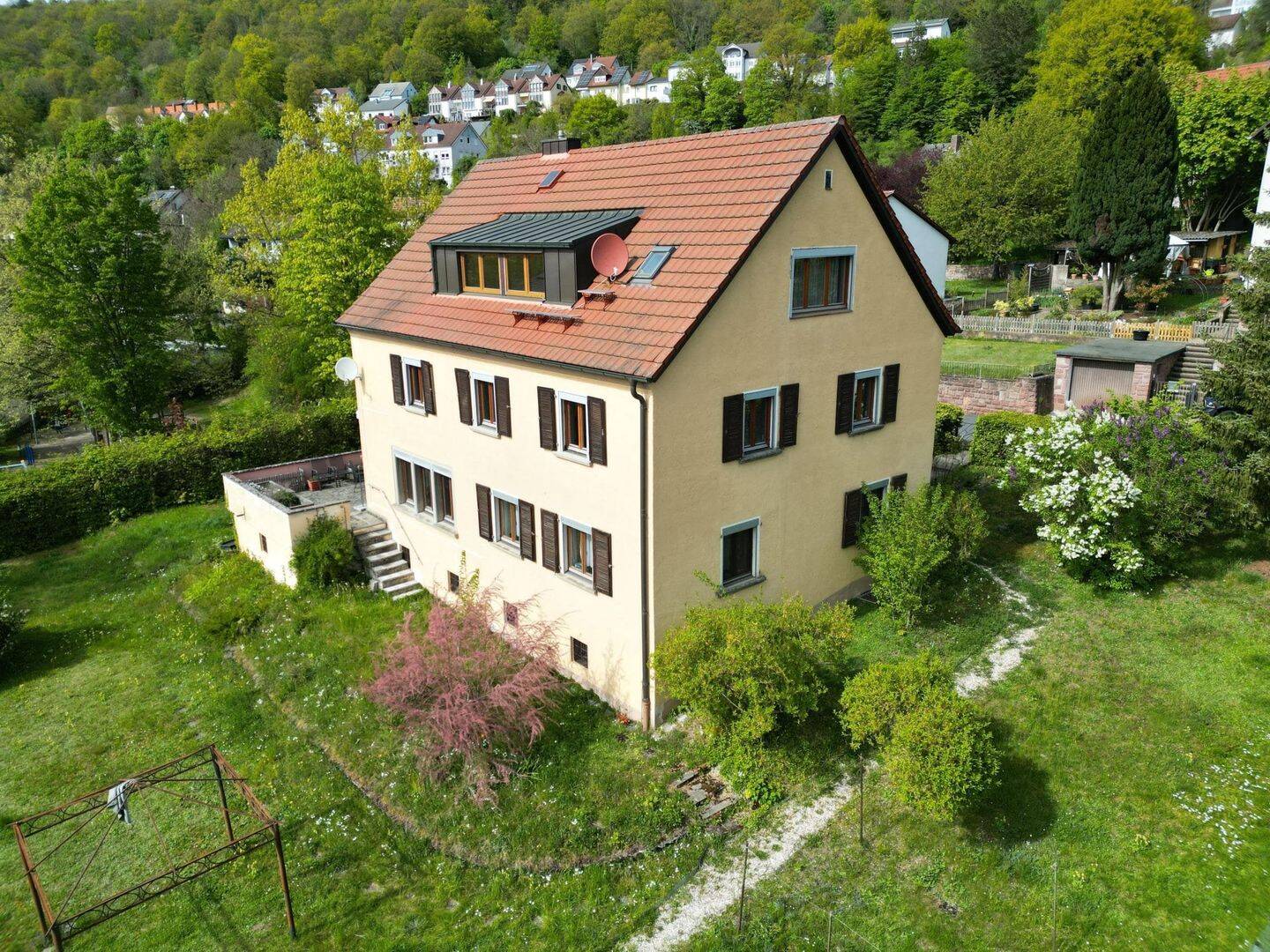 Gepflegtes Mehrfamilienhaus mit 3 Wohneinheiten und großem Garten – Gemünden am Main – Vorschaubild 2