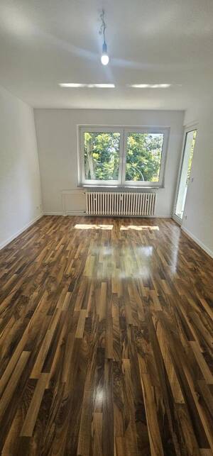 Sehr schöne sanierte 2 Zimmer Wohnung mit Balkon in Duisburg zu vermieten