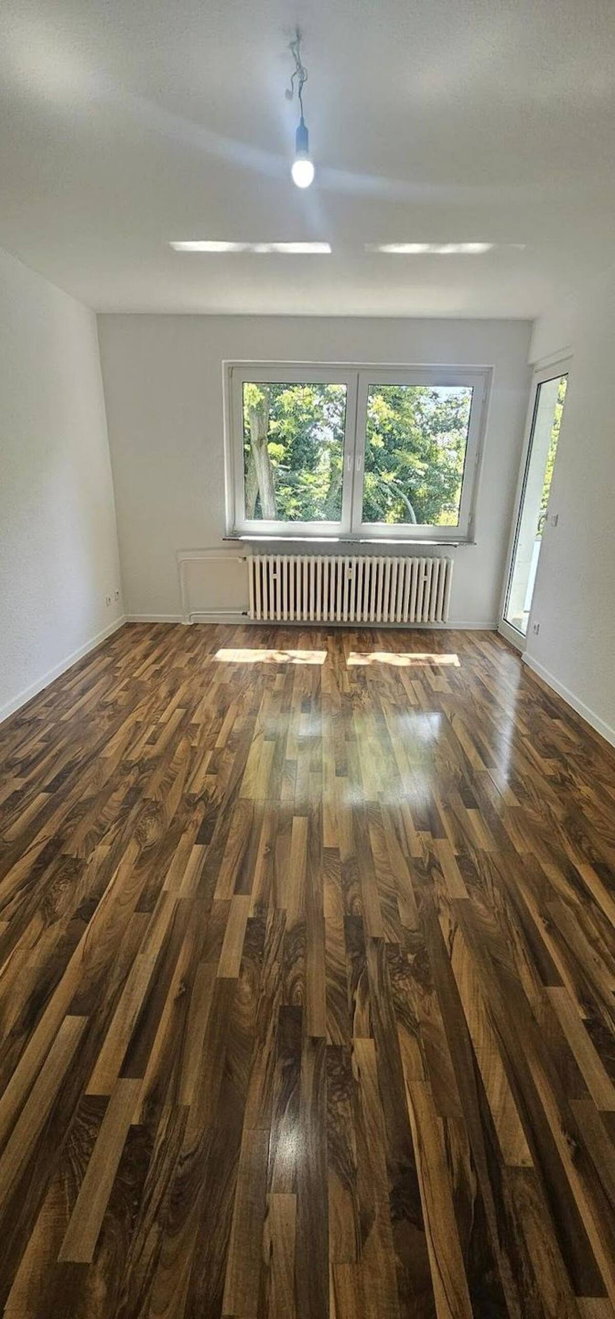 Sehr schöne sanierte 2 Zimmer Wohnung mit Balkon in Duisburg zu vermieten – 47138 Duisburg – Bild 1 von 9