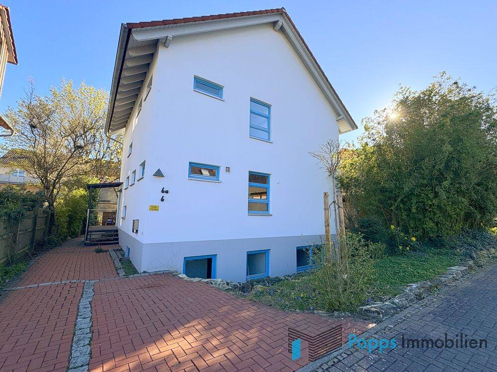 Geräumiges Zweifamilienhaus mit Balkon, Garten und Carport