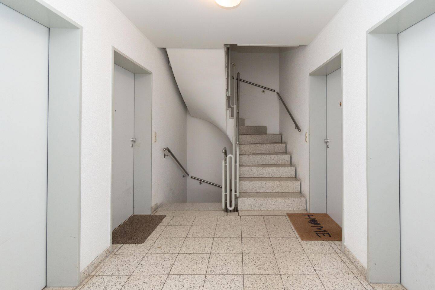 KOMPAKTE KAPITALANLAGE MIT MEHRWERT | Vermietete 2-Raum-Wohnung mit Südbalkon und TG-Stellplatz – Leipzig – Vorschaubild 3
