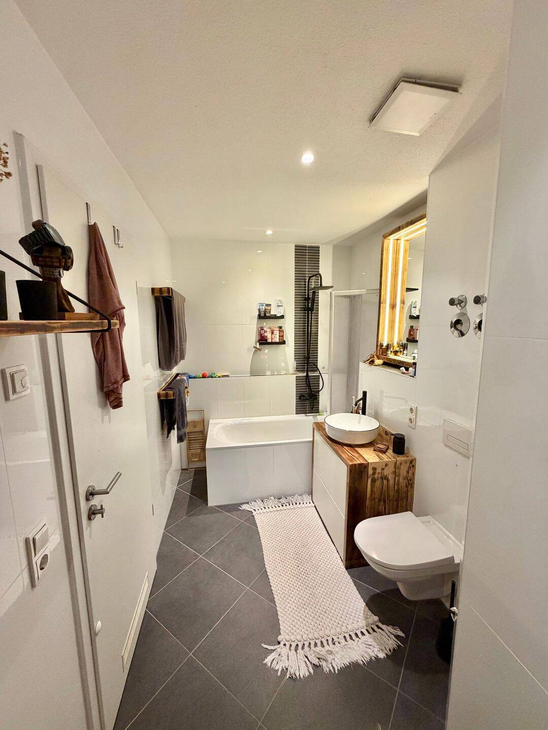 Markante 2,5-Zimmer-Wohnung mit Balkon, Einbauküche und Stellplatz in ruhiger Lage – Dresden – Vorschaubild 3