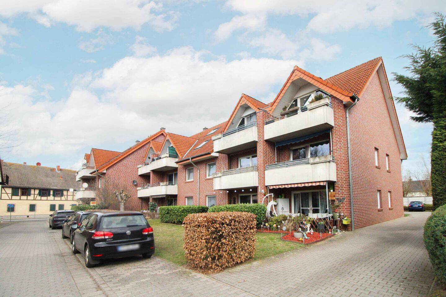 Helle Dachgeschosswohnung mit Balkon und Stellplatz in ruhiger Sackgassenlage
