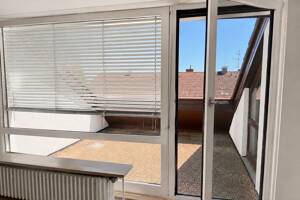 Frisch renovierte 4-Zimmer-Dachgeschosswohnung mit Dachterrasse in Erlangen-Frauenaurach – 91056 Erlangen – Vorschaubild 1