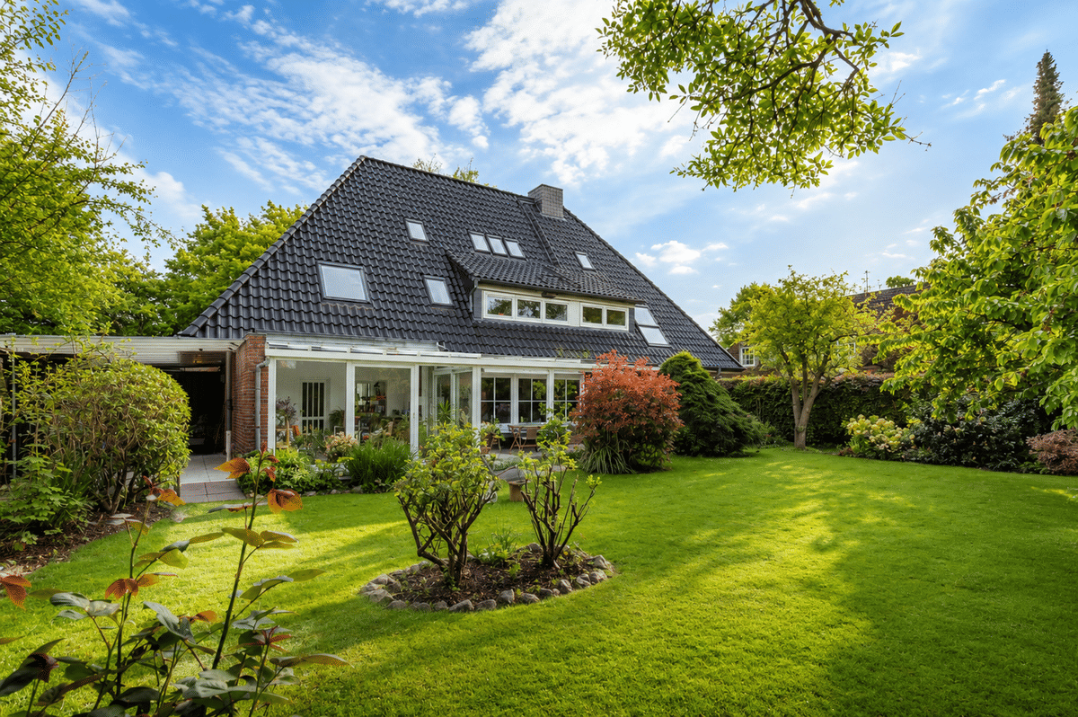 Klassisches Familienhaus nahe Elbchaussee mit parkähnlichem Westgarten – 22605 Hamburg – Bild 1 von 3
