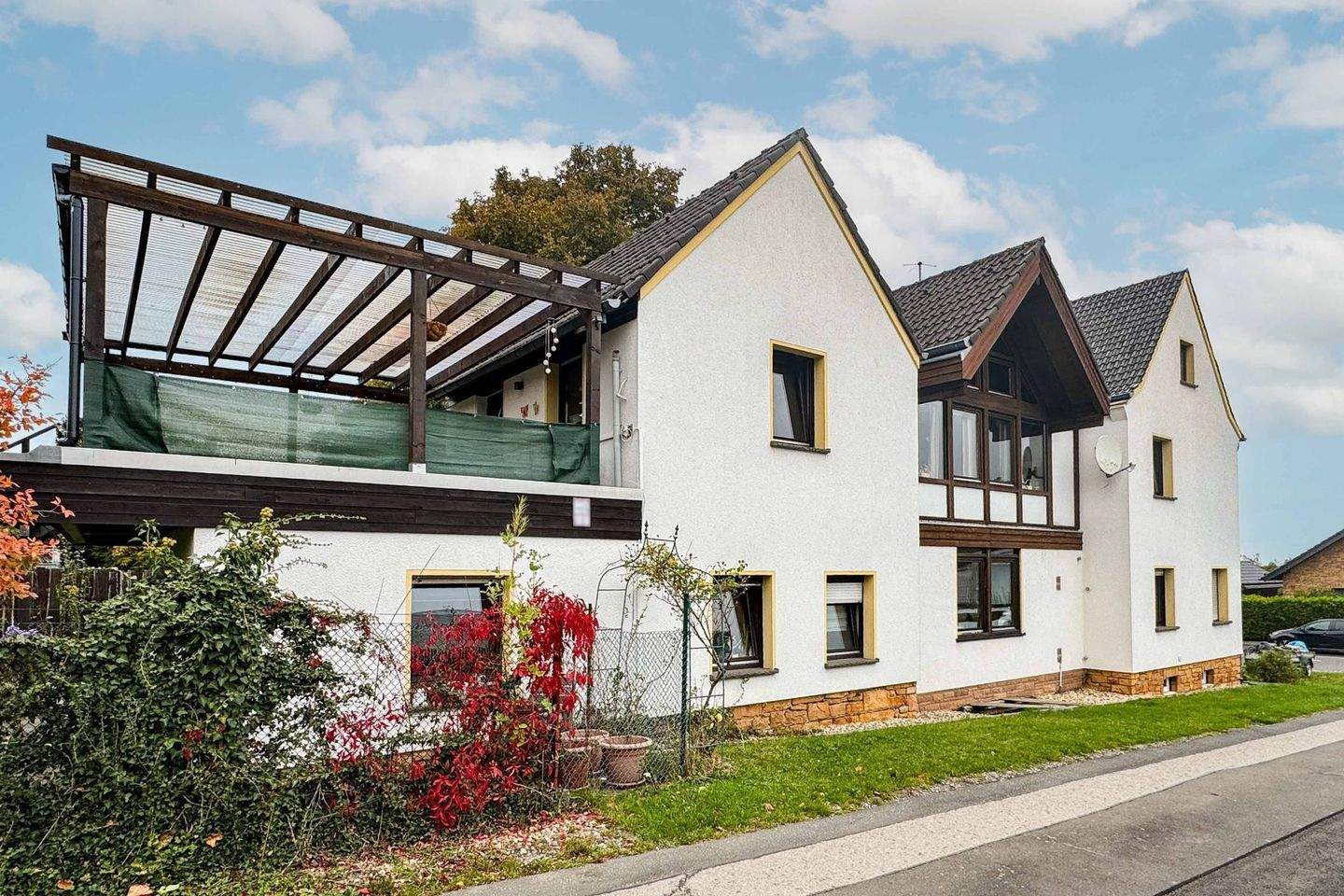 Schönes Ein- bis Zweifamilienhaus mit Carport und Pool für die ganze Familie in Mechernich-Holzheim – Mechernich – Bild 1 von 9