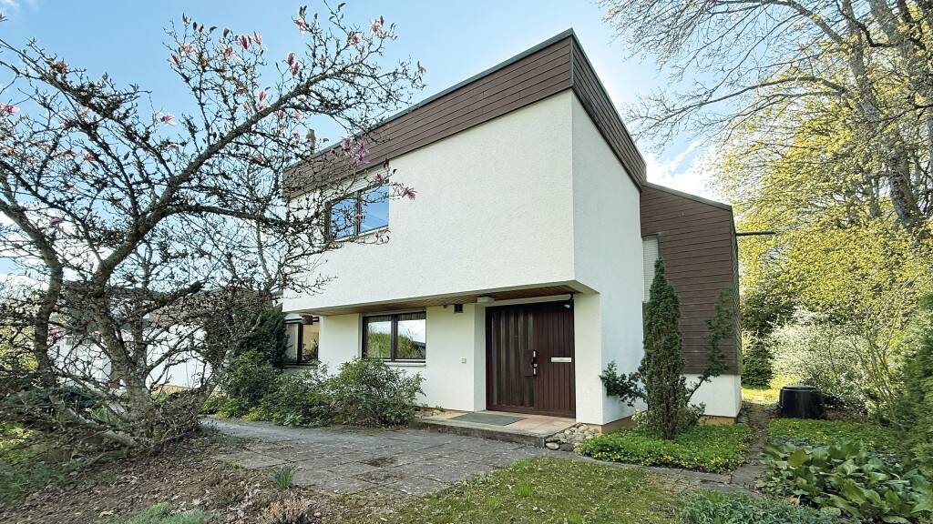 Attraktiver 1-Familien-Bungalow nebst 2 Garagen und Privatstraßenanteil in bevorzugter Wohnlage – Villingen-Schwenningen – Vorschaubild 4